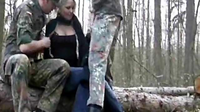 Amateur girlfriend outdoor threesome with facial