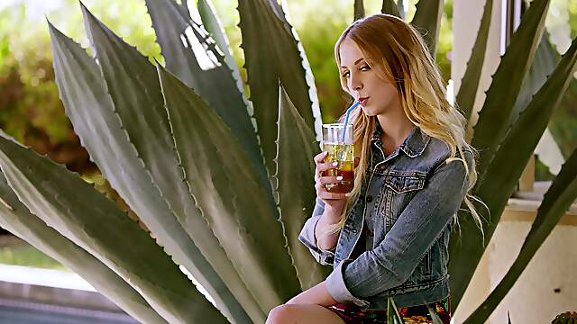 Blonde bombshell Chloe & sexy stud Davin indulge in a steamy HD romp