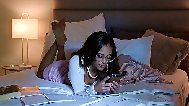 Scarlet's mouth watering for Alex in HD